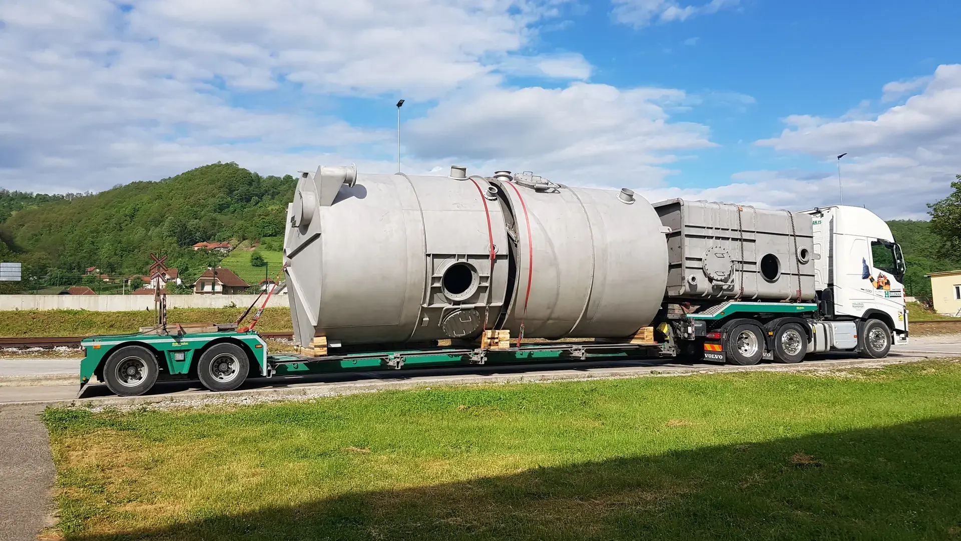Transport of a stainless steel tank to the customer site