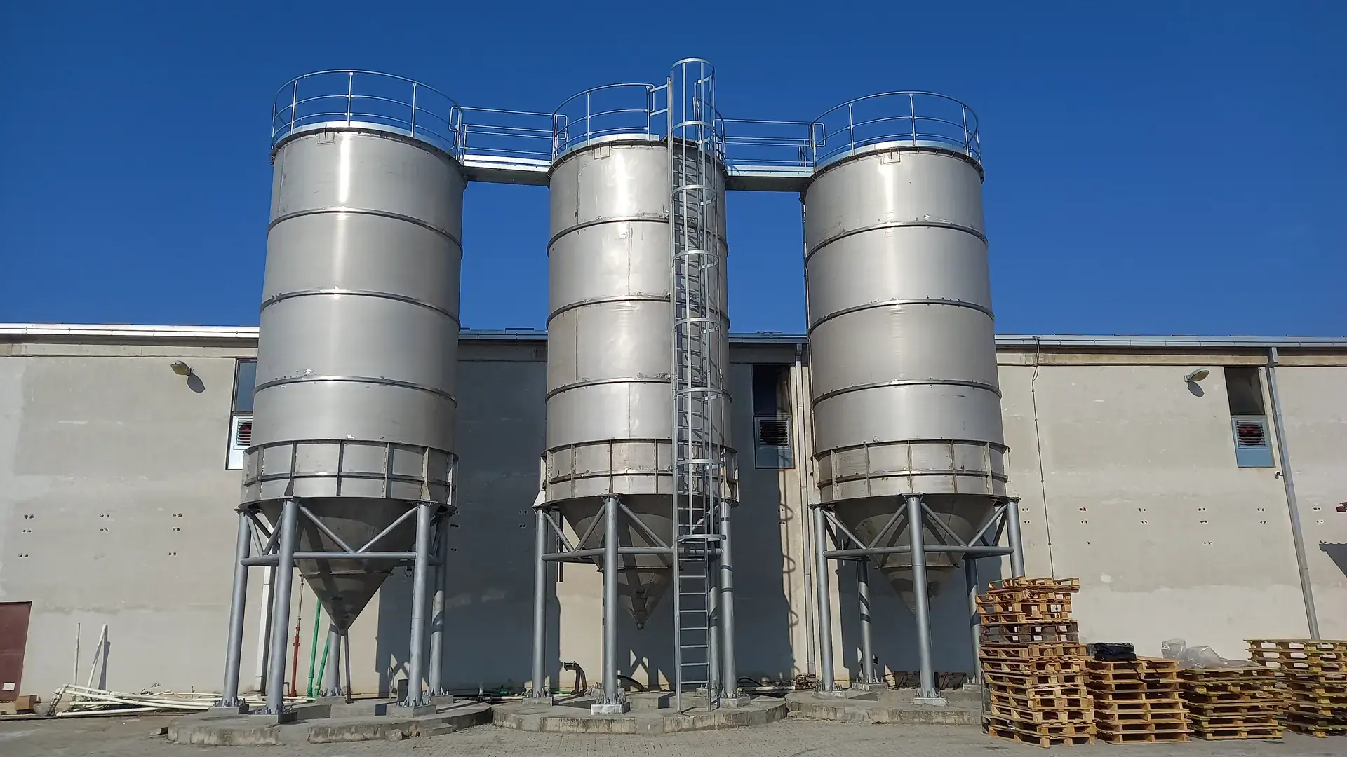 A battery of granulate silos delivered and installed at the customer site